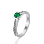 Pierścionek ze szmaragdem i diamentami białe złoto AJPZ_094